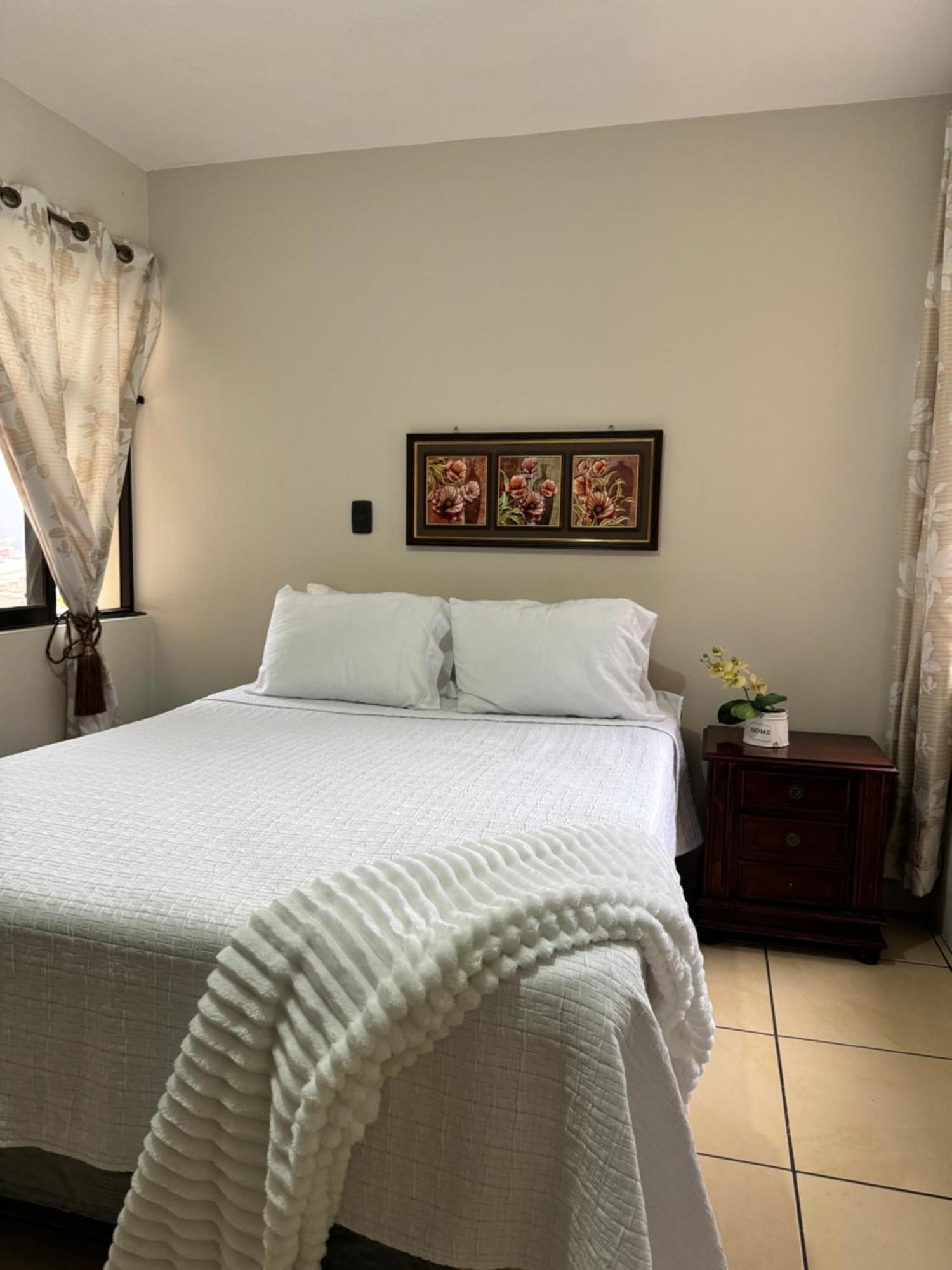 Апартаменты Amplio Apartamento, En Colonia Cerezos, Tercer Nivel Кесальтенанго Экстерьер фото